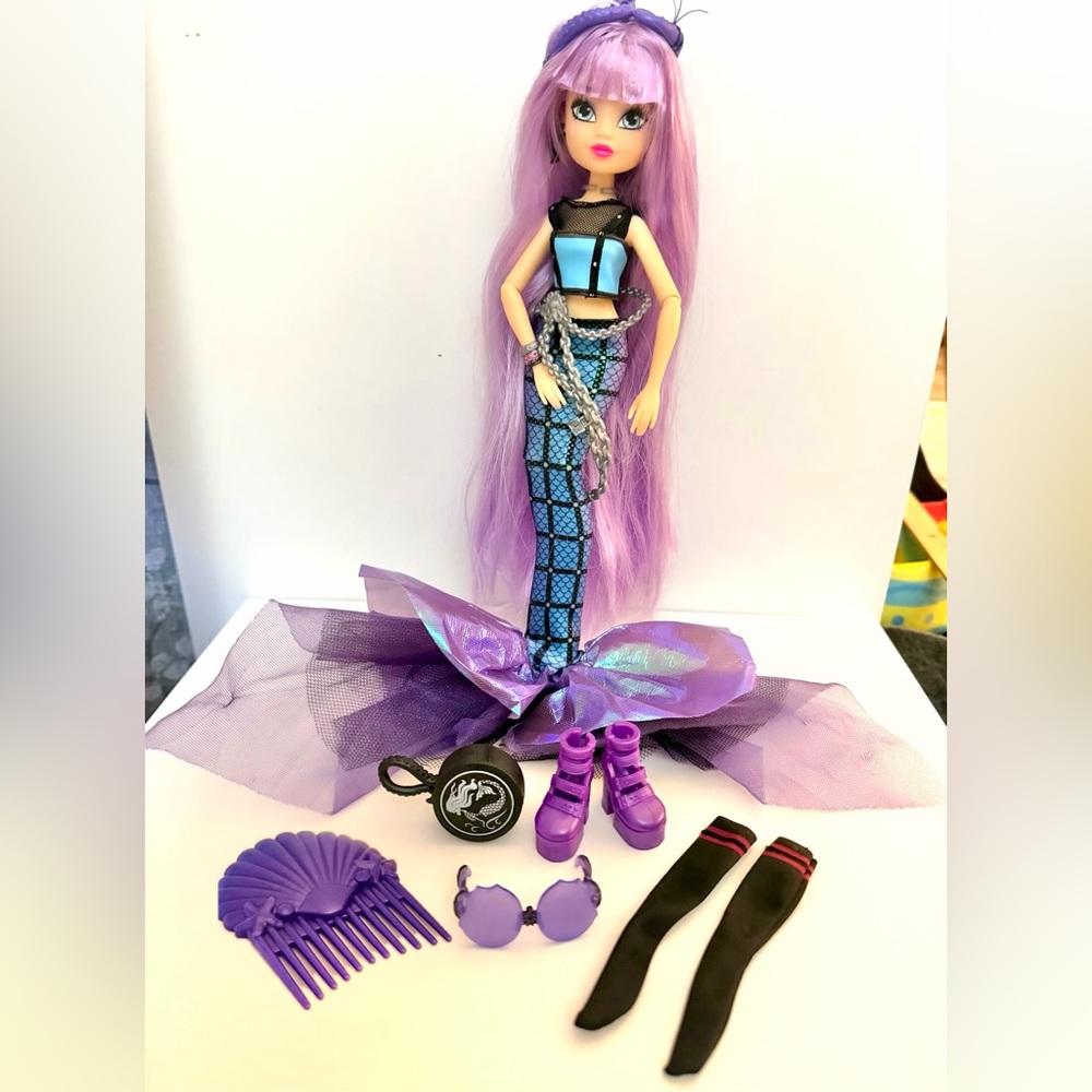 MERMAID HIGH MARI FASHION DOLL AND ACCESSORIES